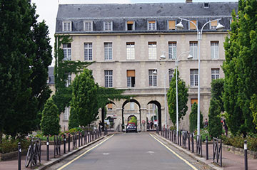 Portes de l'hôpital Bicêtre